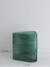 将图片加载到图库查看器,Modern green blue glass vase creative geometric flower