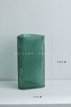 将图片加载到图库查看器,Modern green blue glass vase creative geometric flower