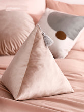 Carregar imagem no visualizador da galeria, Triangular Pyramid Triangle Three-dimensional Heterosexual Velvet Pillow