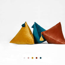 Cargar imagen en el visor de la galería, Triangular Pyramid Triangle Three-dimensional Heterosexual Velvet Pillow
