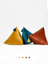 将图片加载到图库查看器，Triangular Pyramid Triangle Three-dimensional Heterosexual Velvet Pillow
