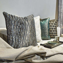 Carregar imagem no visualizador da galeria, LIVING ROOM BLACK GREEN WILD SHELL PILLOWCASE
