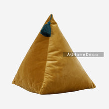 Carregar imagem no visualizador da galeria, Triangular Pyramid Triangle Three-dimensional Heterosexual Velvet Pillow
