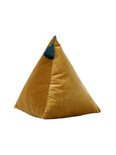 Cargar imagen en el visor de la galería, Triangular Pyramid Triangle Three-dimensional Heterosexual Velvet Pillow
