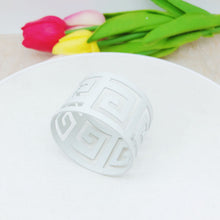 Carregar imagem no visualizador da galeria, Dining table metal napkin ring buckle ring
