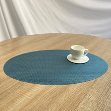 Carregar imagem no visualizador da galeria, PVC oval placemat American stylish table mat
